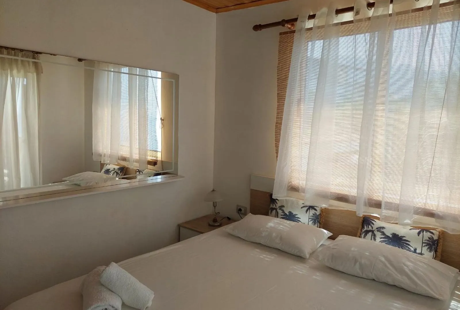 Qeparo Antonio Rooms בית הארחה