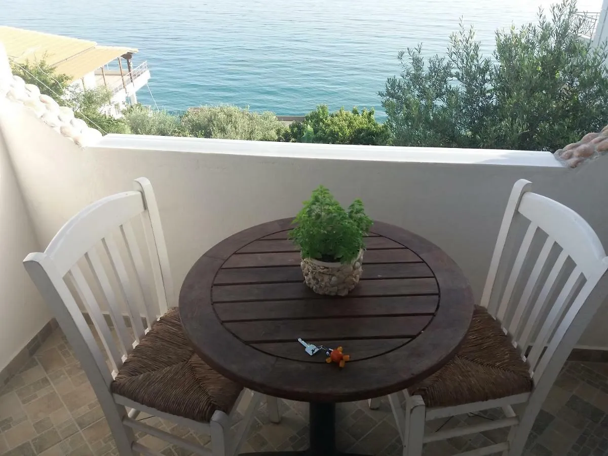 Qeparo Antonio Rooms בית הארחה