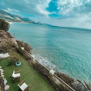 Ferienhaus Lori, Qeparo