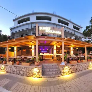Gasthof Sunset Boulevard, Qeparo