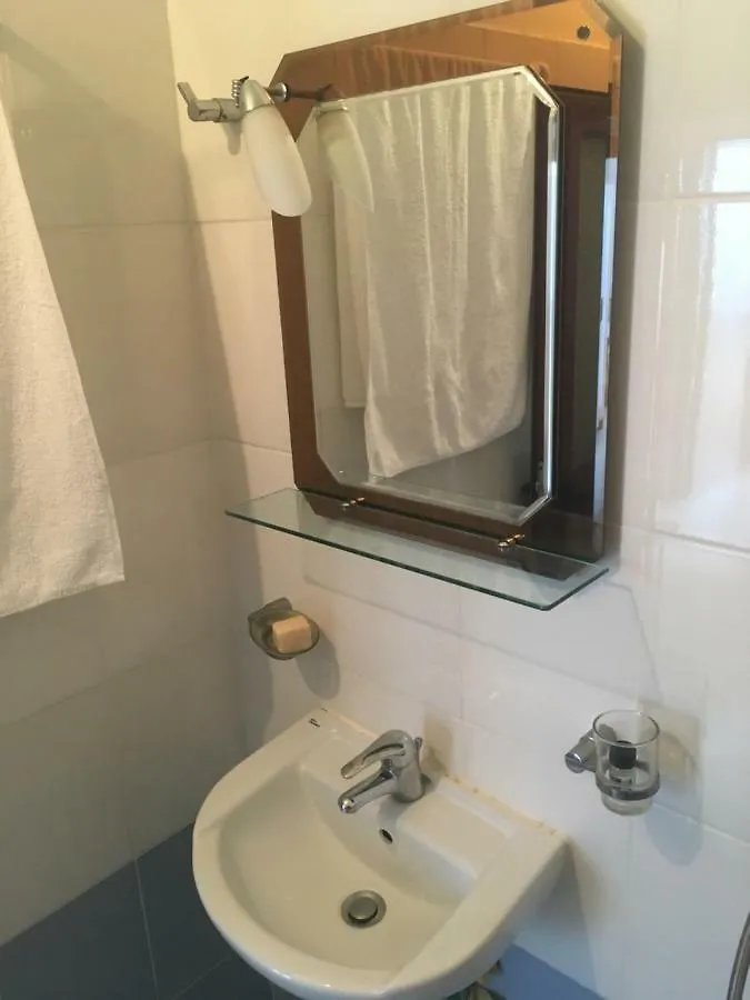 Antonio Rooms Qeparo