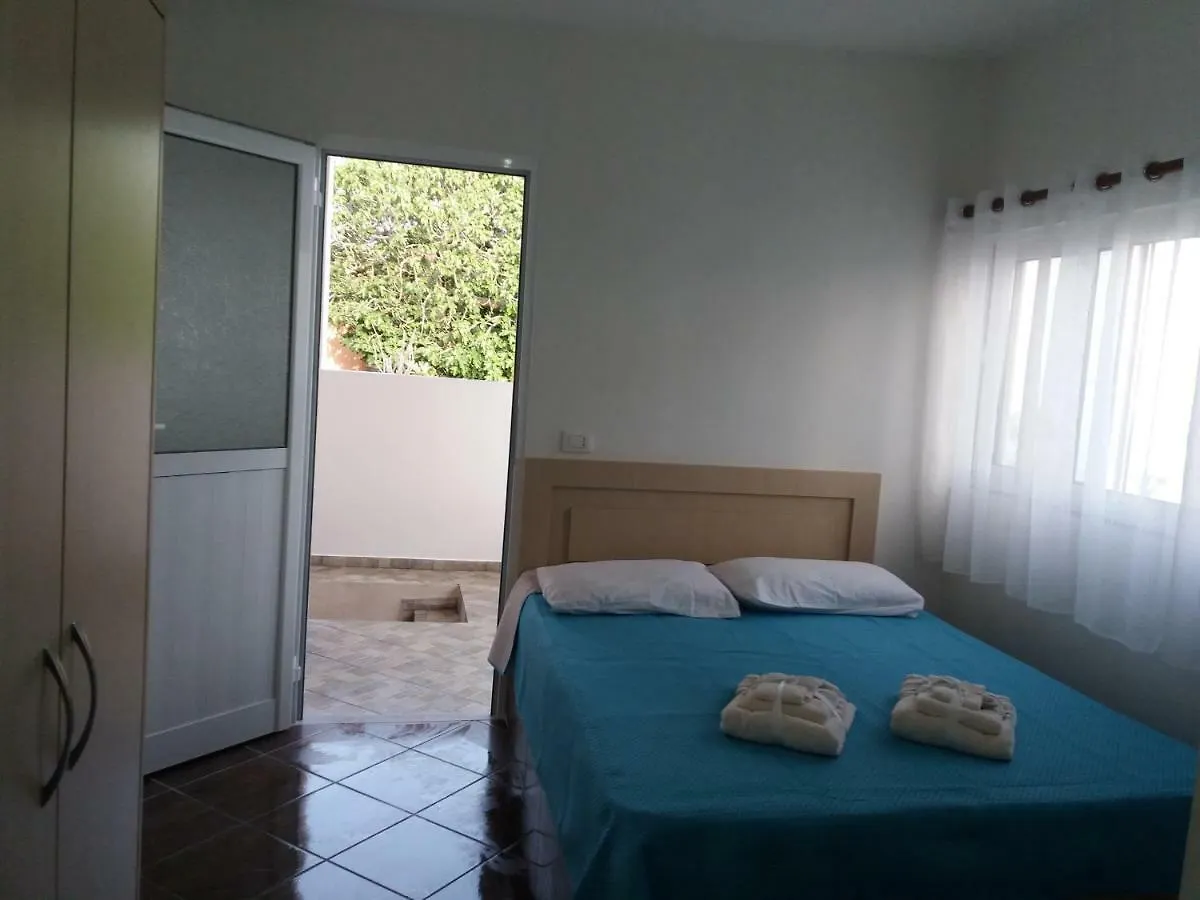 Antonio Rooms Qeparo 0*,  Albanië